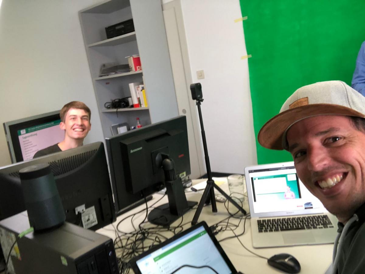 Online-MV Team bei der Arbeit