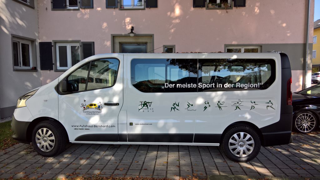 TSV Bus vor der Geschäftsstelle