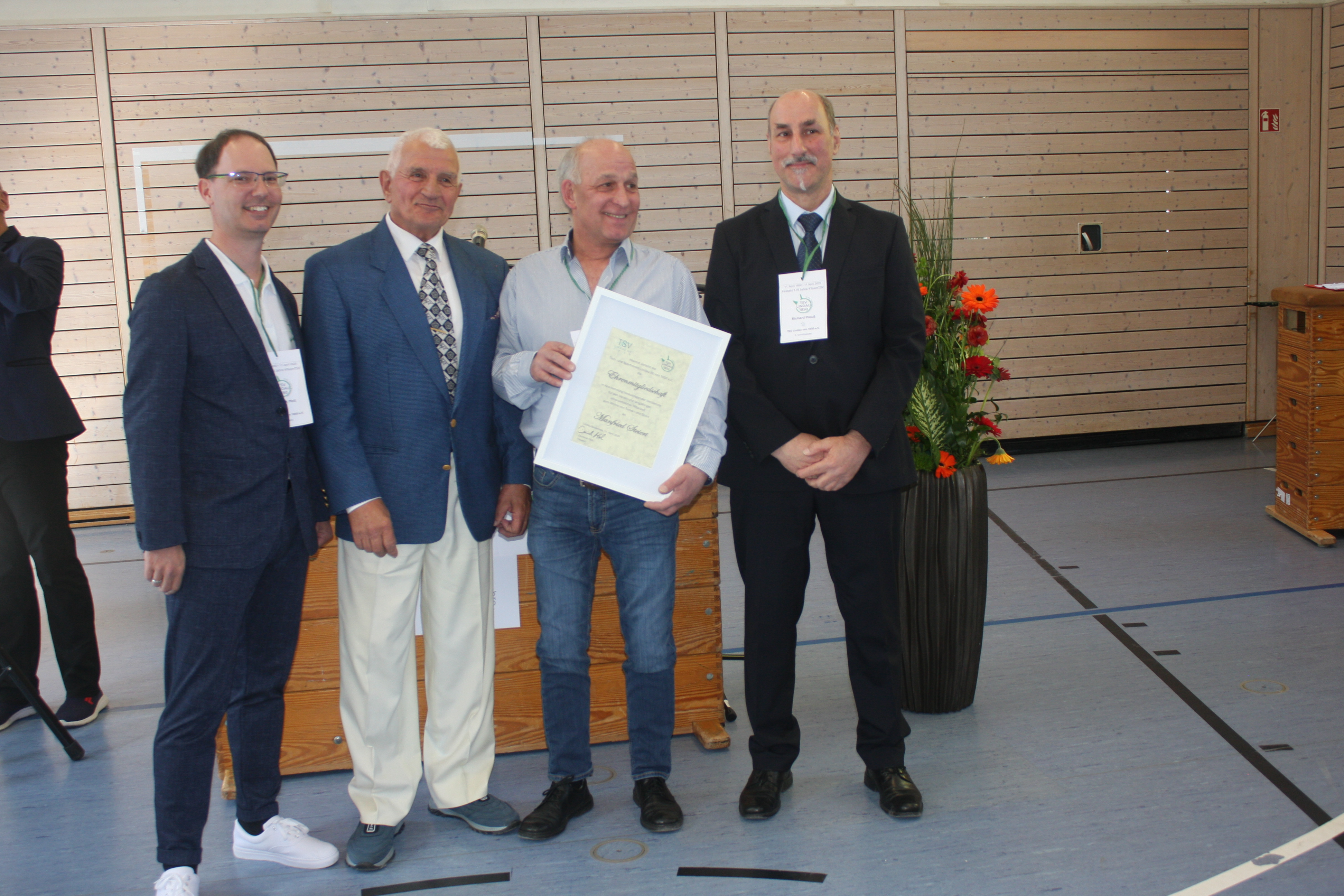 Laudatoren Karl-Heinz Pätz (li) und Richard Preuß (re) ehren Manni Steiert