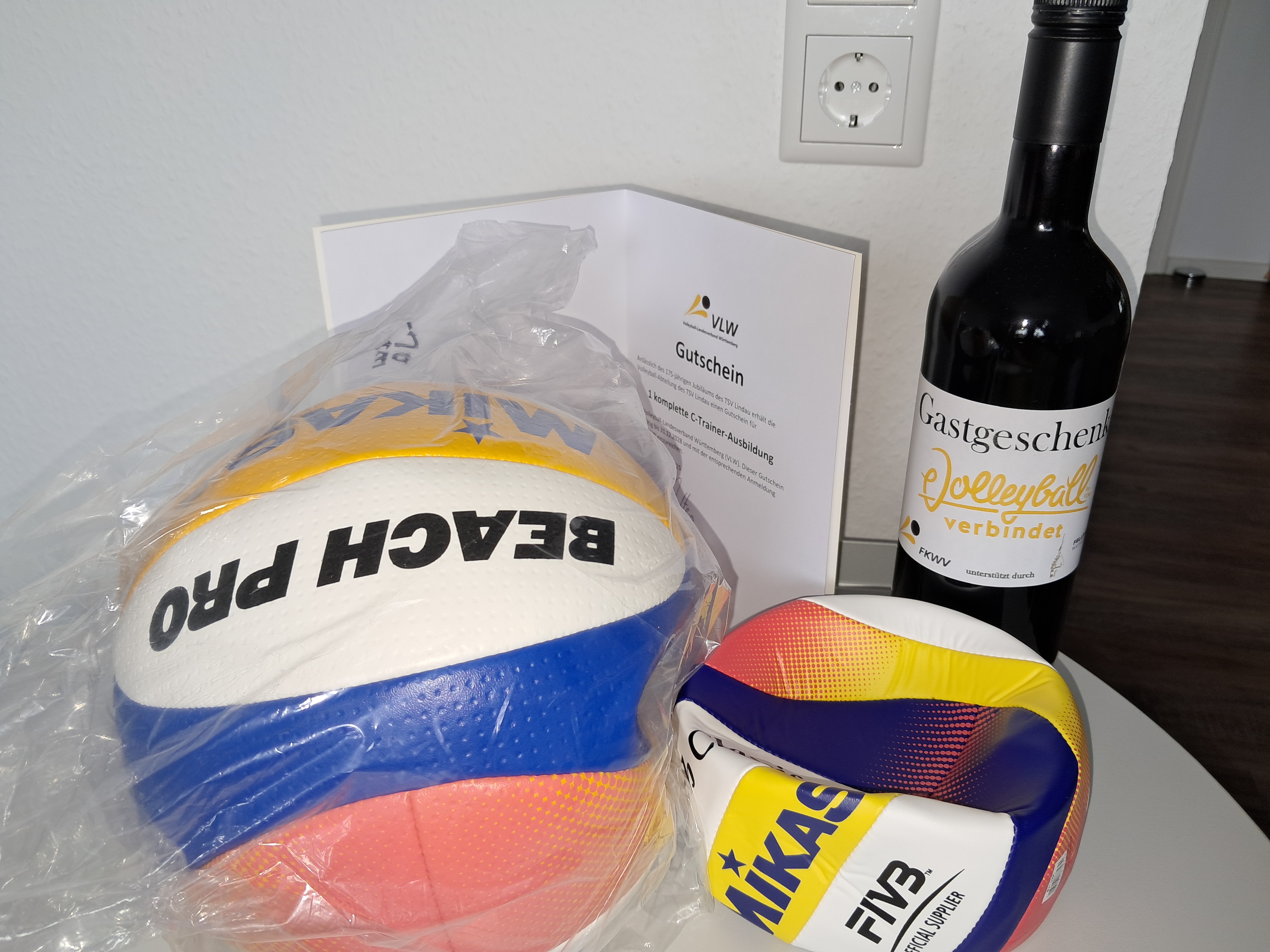 Geschenke Volleyballverband: Bälle und ein Gutschein für eine Trainerausbildung